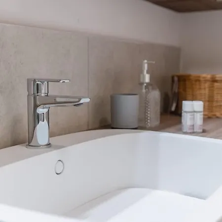 Center Retreat Private With Shared Bath *