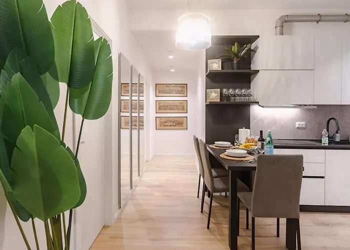 Apartament Center Retreat Private With Shared Bath