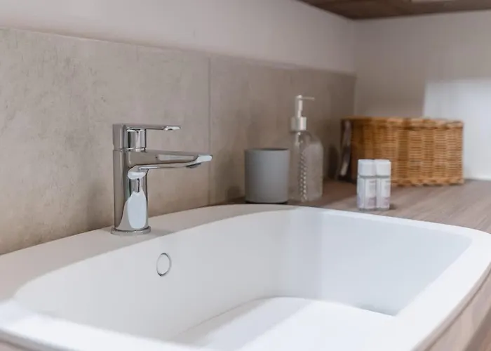 Center Retreat Private With Shared Bath *