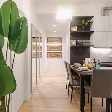 Apartament Center Retreat Private With Shared Bath